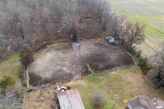 a view of empty room with window