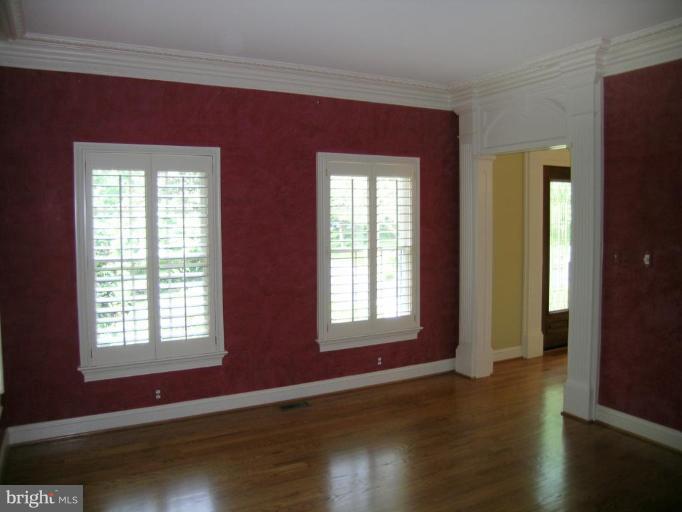 10000 Windy Hollow Road Great Falls, VA 22066 - Photo 11 of 30 Living Room
