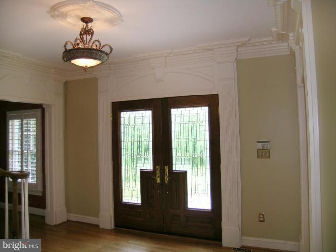 10000 Windy Hollow Road Great Falls, VA 22066 - Photo 4 of 30 Entrance / Foyer