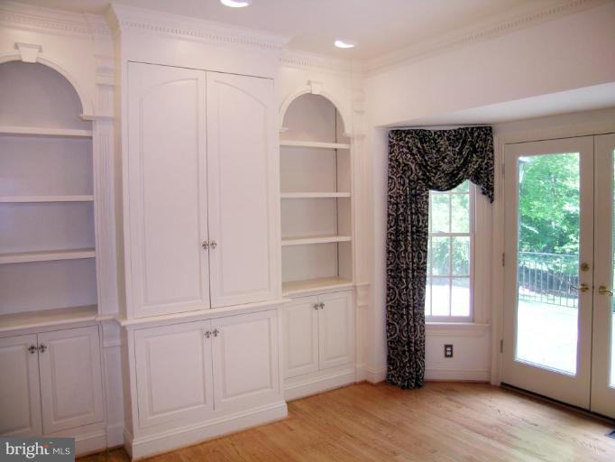 10000 Windy Hollow Road Great Falls, VA 22066 - Photo 9 of 30 Library