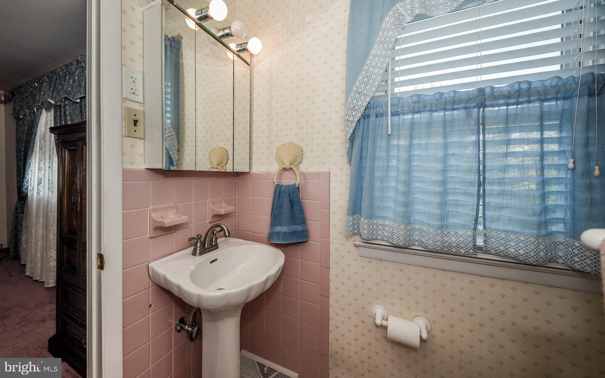 1484 West Street Road Warminster, PA 18974 - Photo 24 of 39 En Suite Bathroom off Main Bedroom