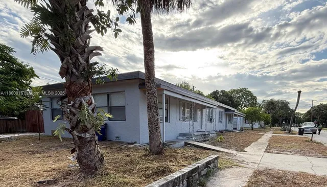 a view of a house with backyard and garden