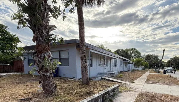 a view of a house with backyard and garden
