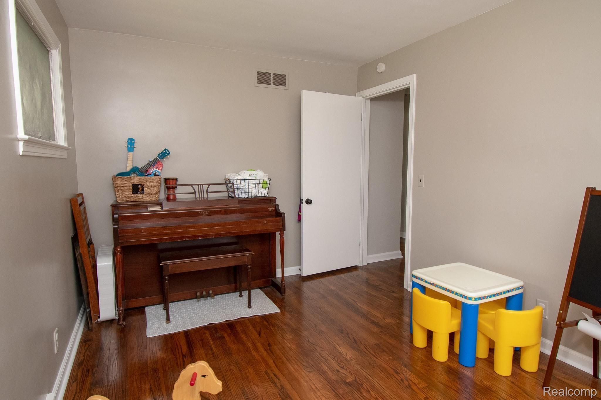 274 Red Oak Lane Rochester, MI 48307 - Photo 15 of 24 red oak 10.jpg