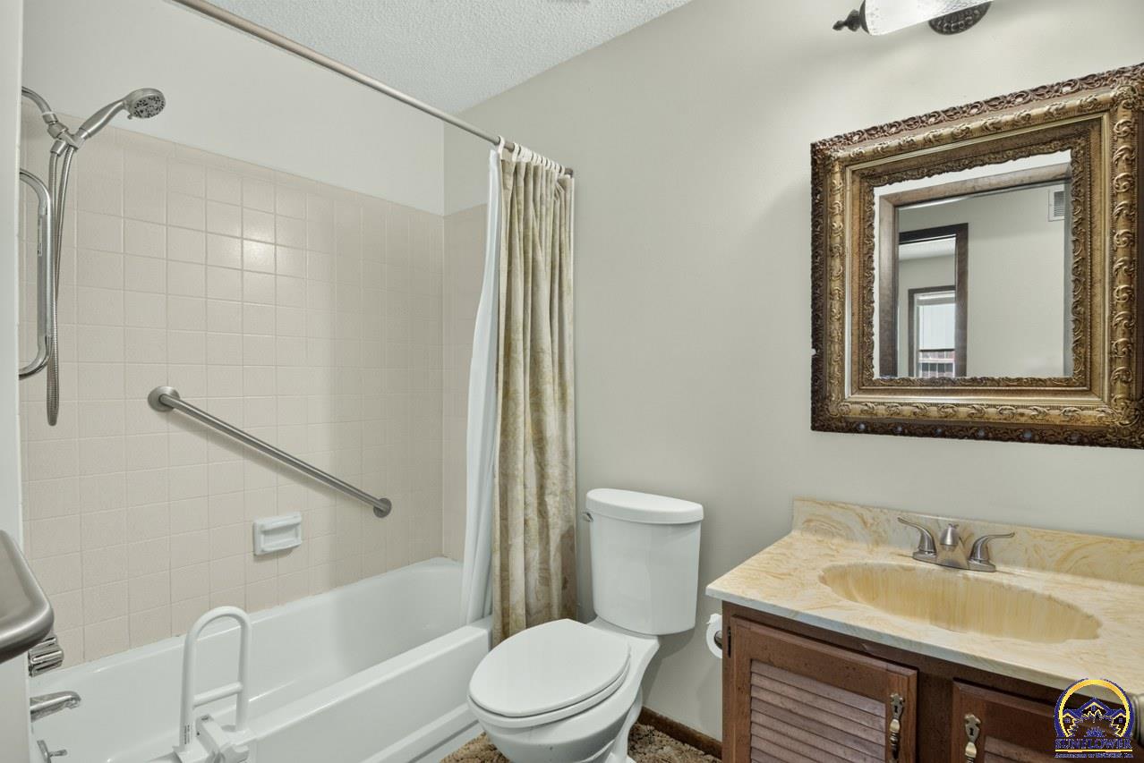 5701 Southwest Arrowhead Court Topeka, KS 66614 - Photo 24 of 36 Main Level Bathroom