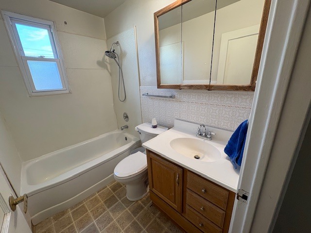 968 40th Street Moline, IL 61265 - Photo 13 of 19 a bathroom with a sink a toilet and bathtub