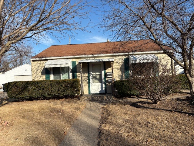 968 40th Street Moline, IL 61265 - Photo 2 of 19 a front view of a house with a yard