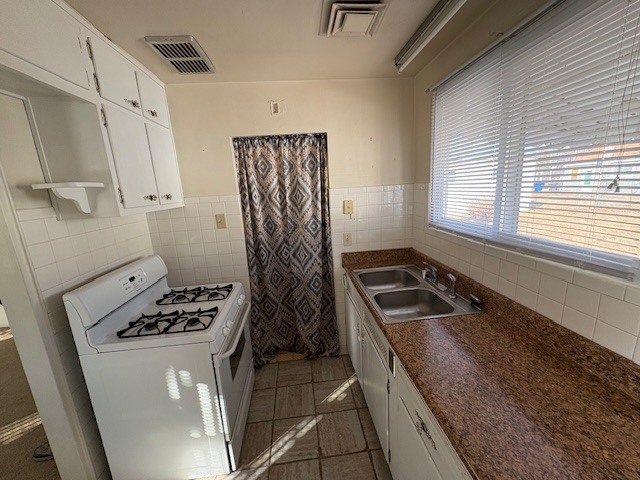 968 40th Street Moline, IL 61265 - Photo 8 of 19 a kitchen with granite countertop a stove and a refrigerator