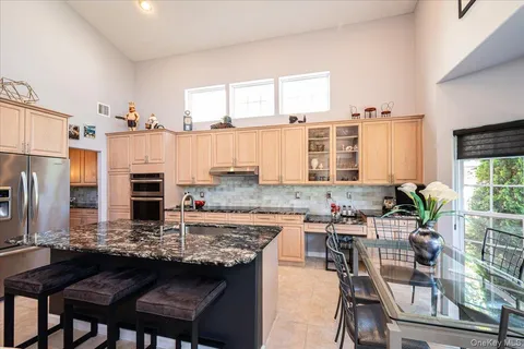 $1,099,000 | 10 Windwatch Drive, Hauppauge, NY 11788