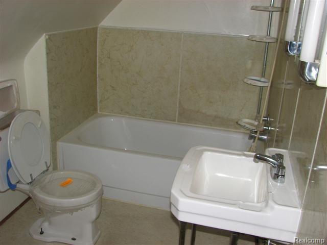14510 East 13 Mile Road Warren, MI 48088 - Photo 3 of 7 Bathroom 1