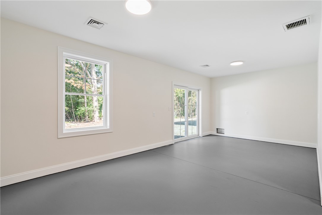 345 Point Avenue Warwick, RI 02889 - Photo 10 of 36