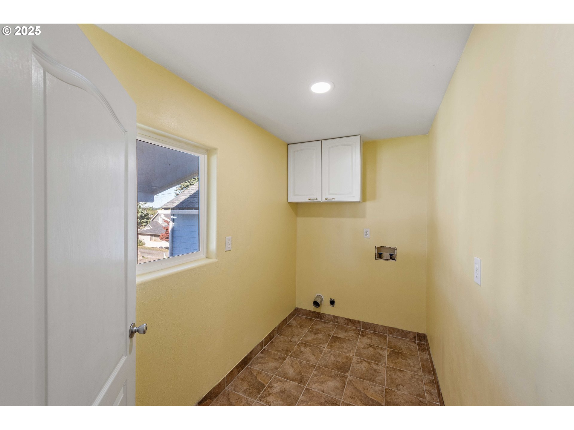 584 Exchange Street North Bend, OR 97459 - Photo 15 of 48 a view of an empty room