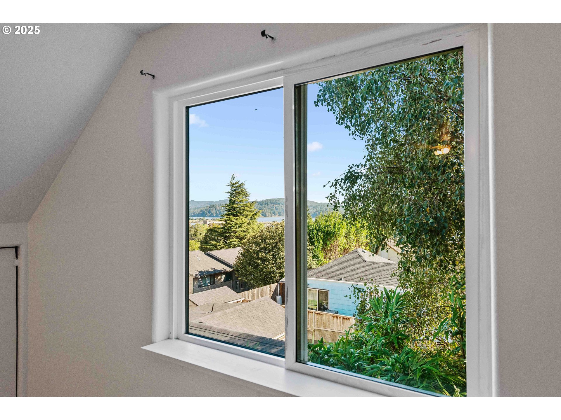 584 Exchange Street North Bend, OR 97459 - Photo 40 of 48 a view of a window