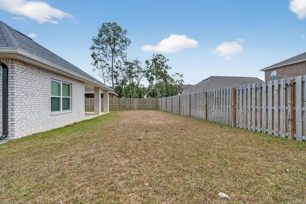 a view of a backyard
