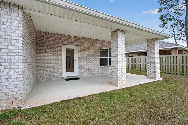 a view of an house with backyard and deck