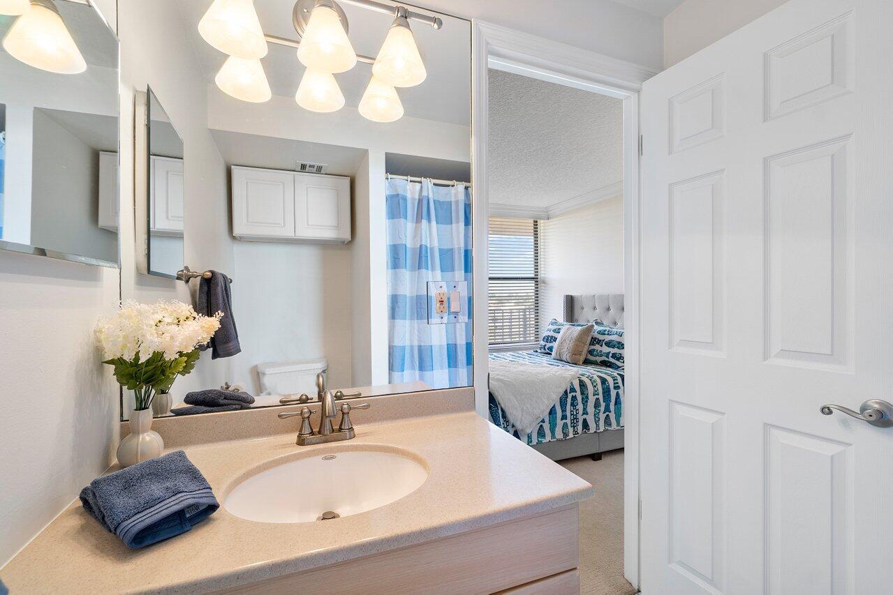 9 Royal Palm Way, Unit 6060 Boca Raton, FL 33432 - Photo 16 of 31 023-9RoyalPalmWay-BocaRaton-FL-33432-SMA