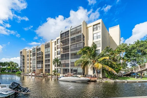 $2,700 | 9 Royal Palm Way, Unit 6060, Boca Raton, FL 33432