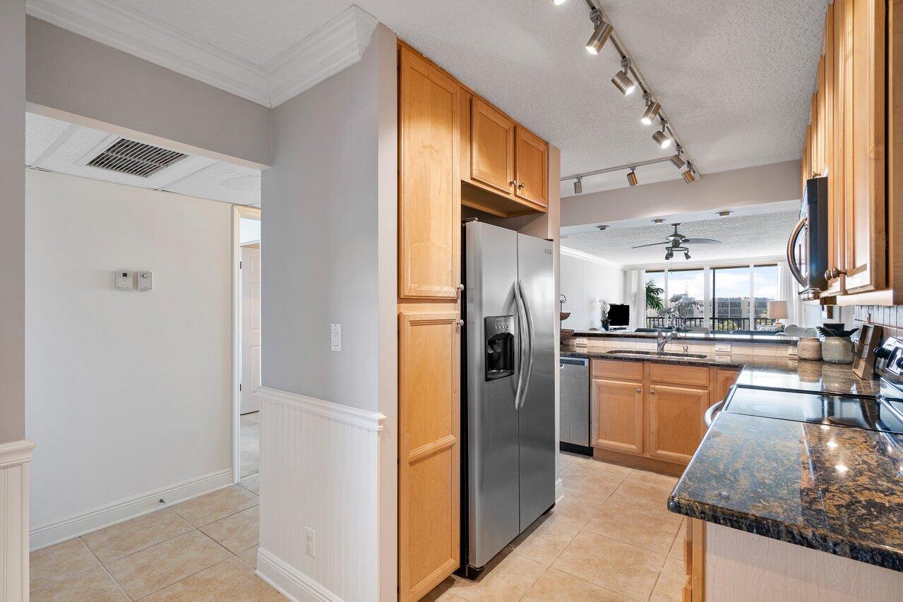 9 Royal Palm Way, Unit 6060 Boca Raton, FL 33432 - Photo 5 of 31 007-9RoyalPalmWay-BocaRaton-FL-33432-SMA