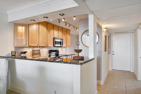 $2,700 | 9 Royal Palm Way, Unit 6060, Boca Raton, FL 33432