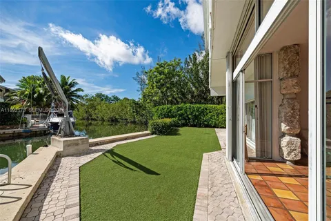 a view of a house with backyard