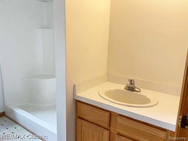2800 Wixom Road Commerce Township, MI 48382 - Photo 29 of 38 Full bathroom