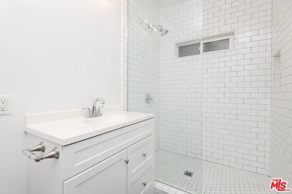 $2,795 | 7714 Rosewood Avenue, Unit 7728, Los Angeles, CA 90036