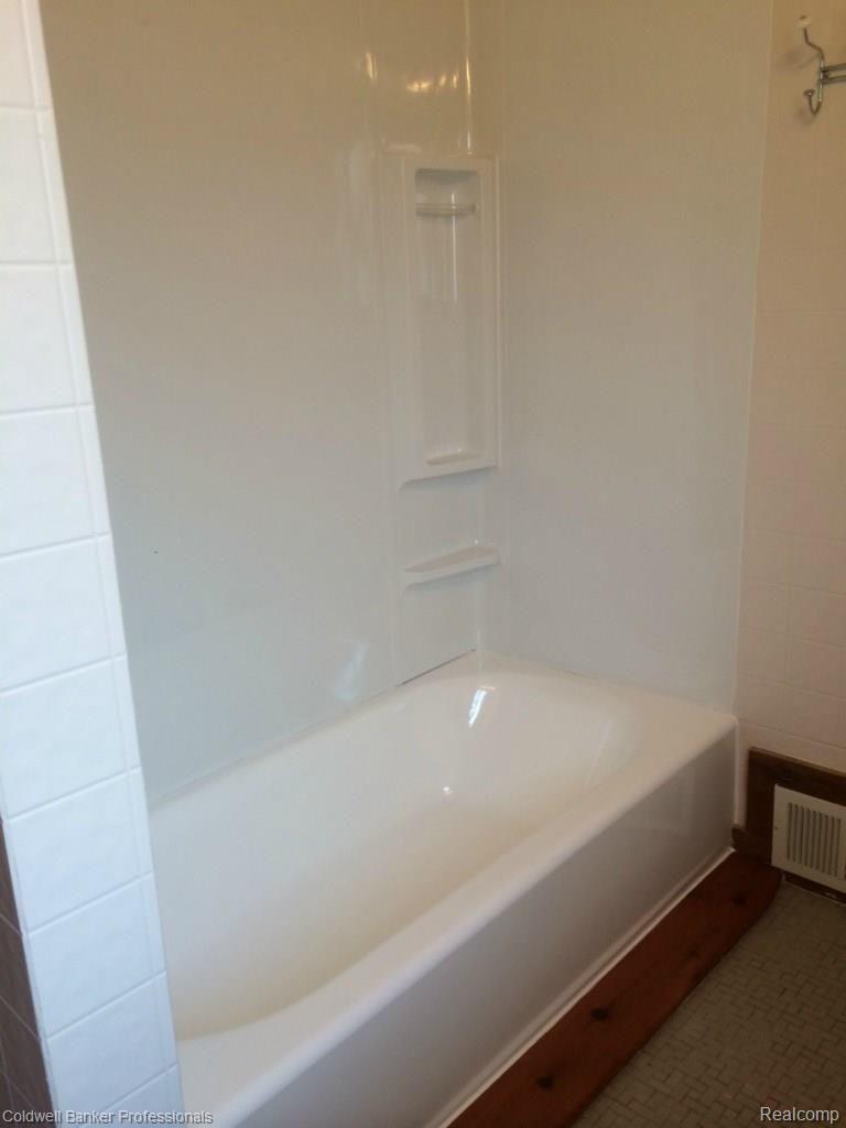 5300 Calkins Road Flint, MI 48532 - Photo 45 of 47 Full bath.jpg