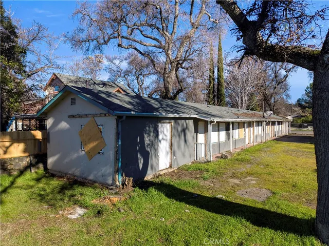 a view of a house with backyard