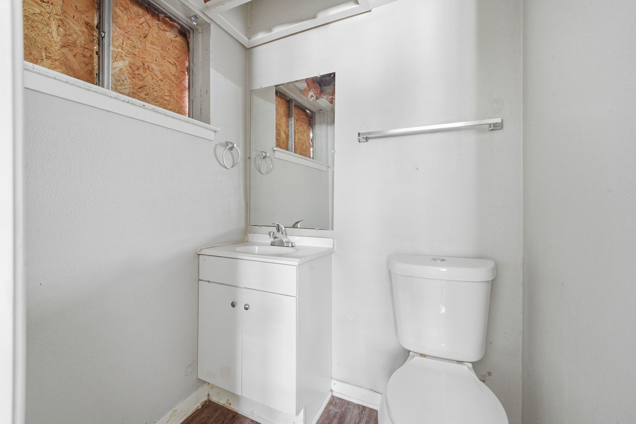 6410 Hopper Road Houston, TX 77016 - Photo 24 of 28 a bathroom with a toilet a sink and mirror