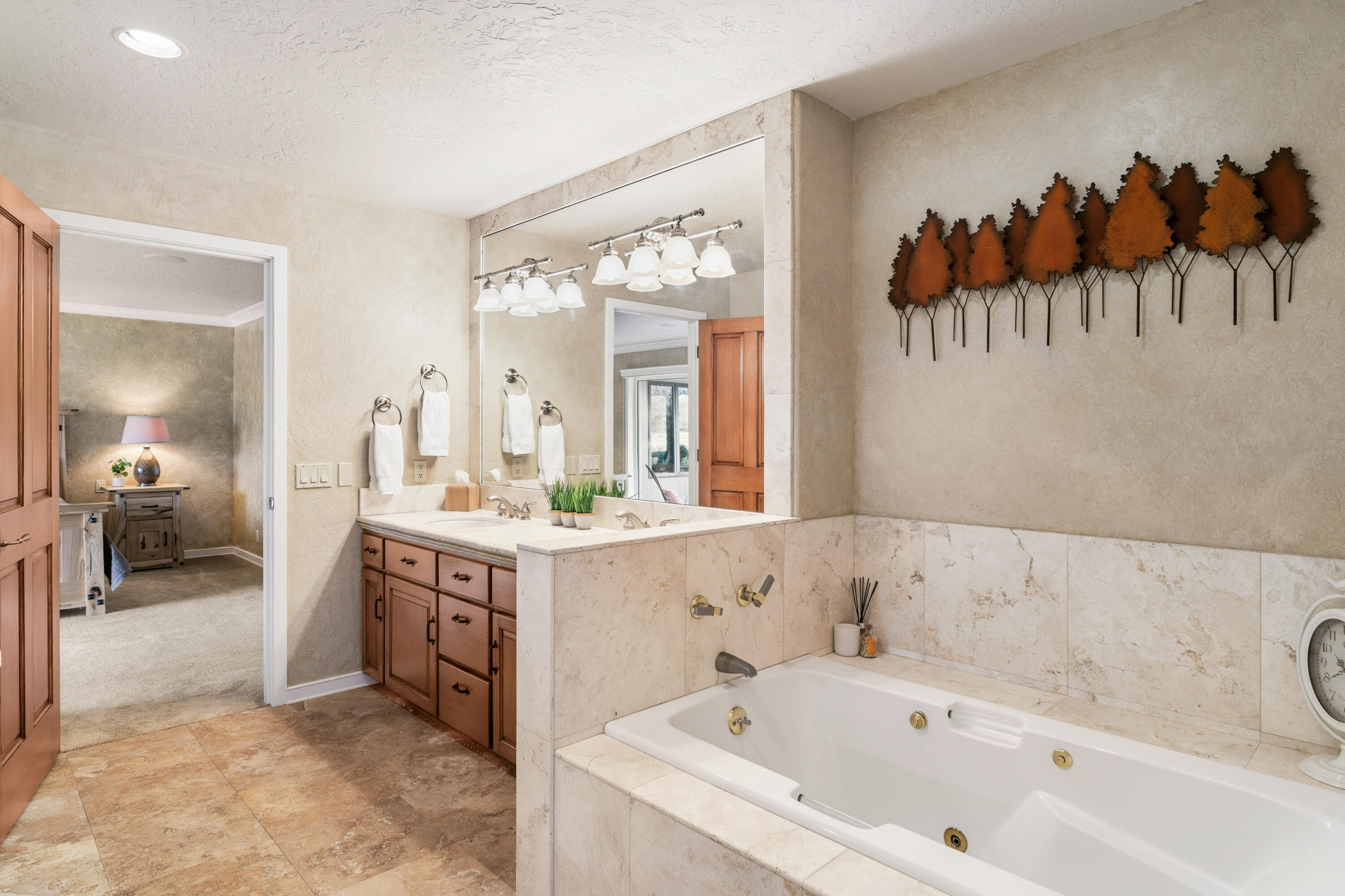 17995 North Course Lane, Unit 8 Sunriver, OR 97707 - Photo 25 of 44 Primary jetted tub