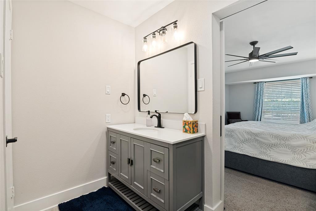 5981 Arapaho Road, Unit 802 Dallas, TX 75248 - Photo 16 of 25 Primary Bathroom