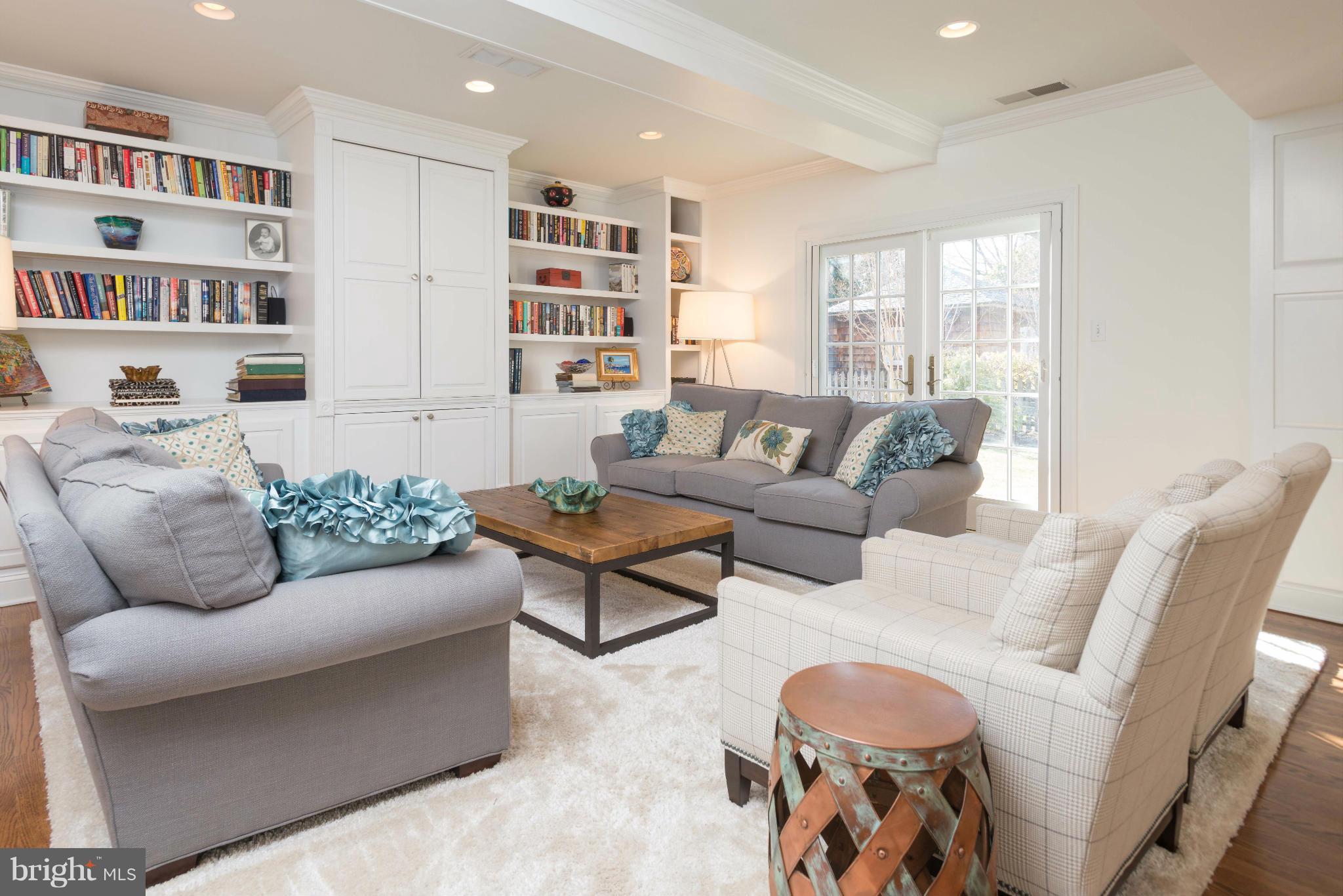 207 Witherspoon Road Baltimore, MD 21212 - Photo 11 of 28 a living room with furniture and a book shelf