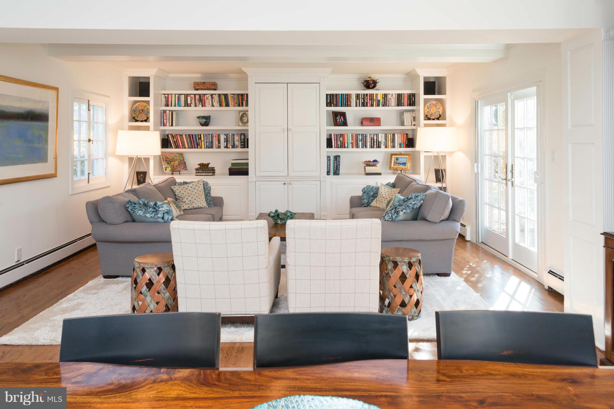 207 Witherspoon Road Baltimore, MD 21212 - Photo 14 of 28 a living room with furniture and a book shelf