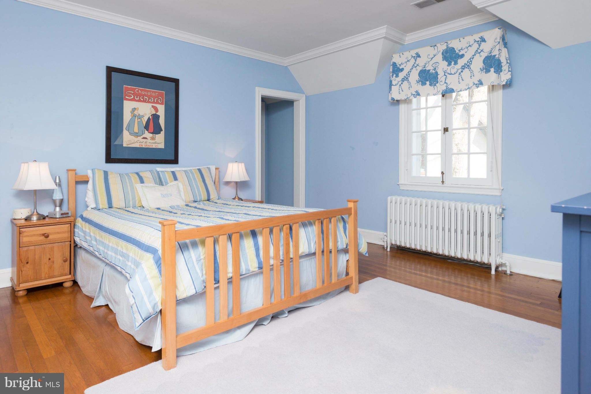 207 Witherspoon Road Baltimore, MD 21212 - Photo 18 of 28 a bedroom with windows and a bed