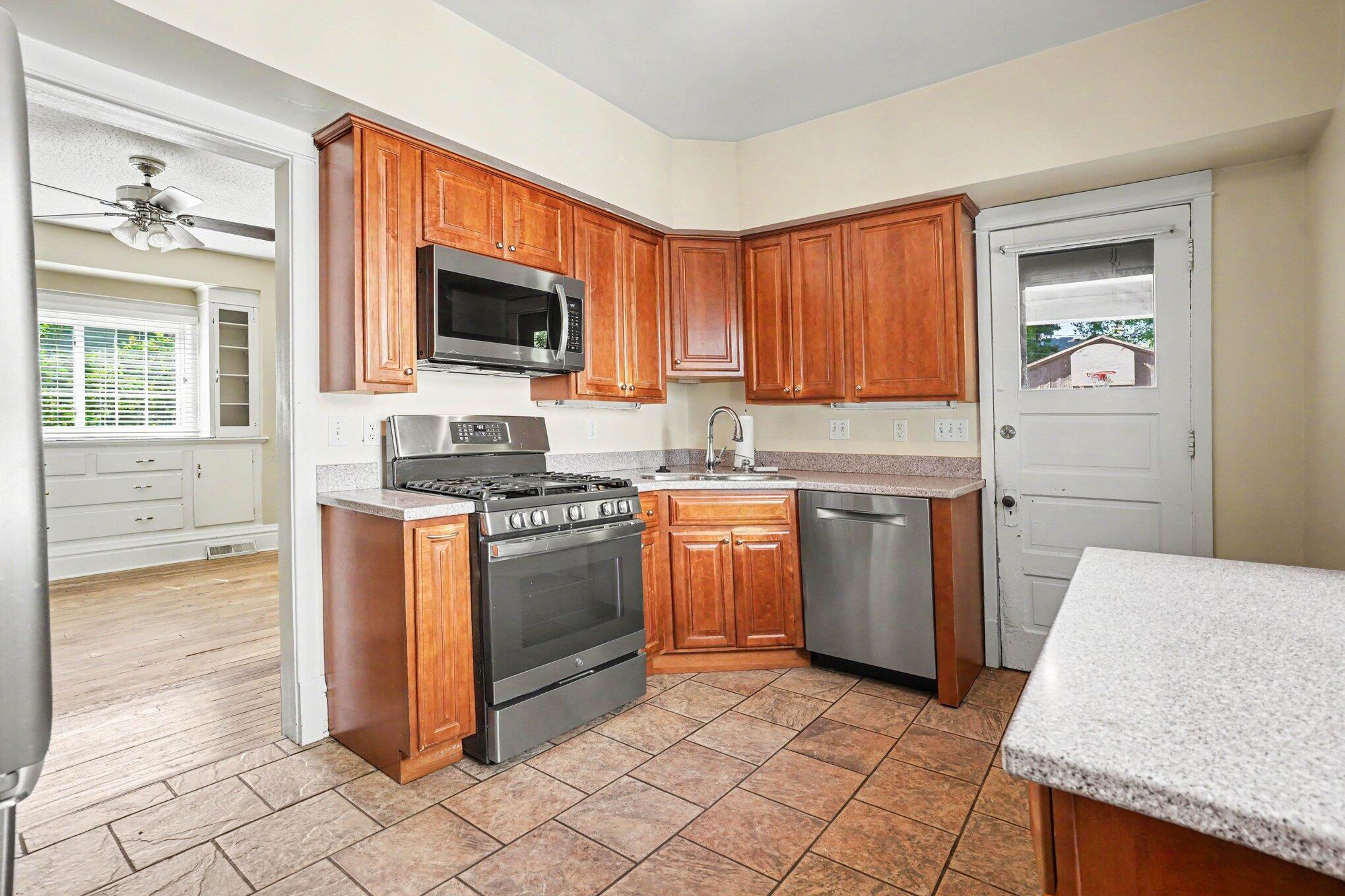 1330 West Maple Street Kalamazoo, MI 49008 - Photo 3 of 25 008_file_6867