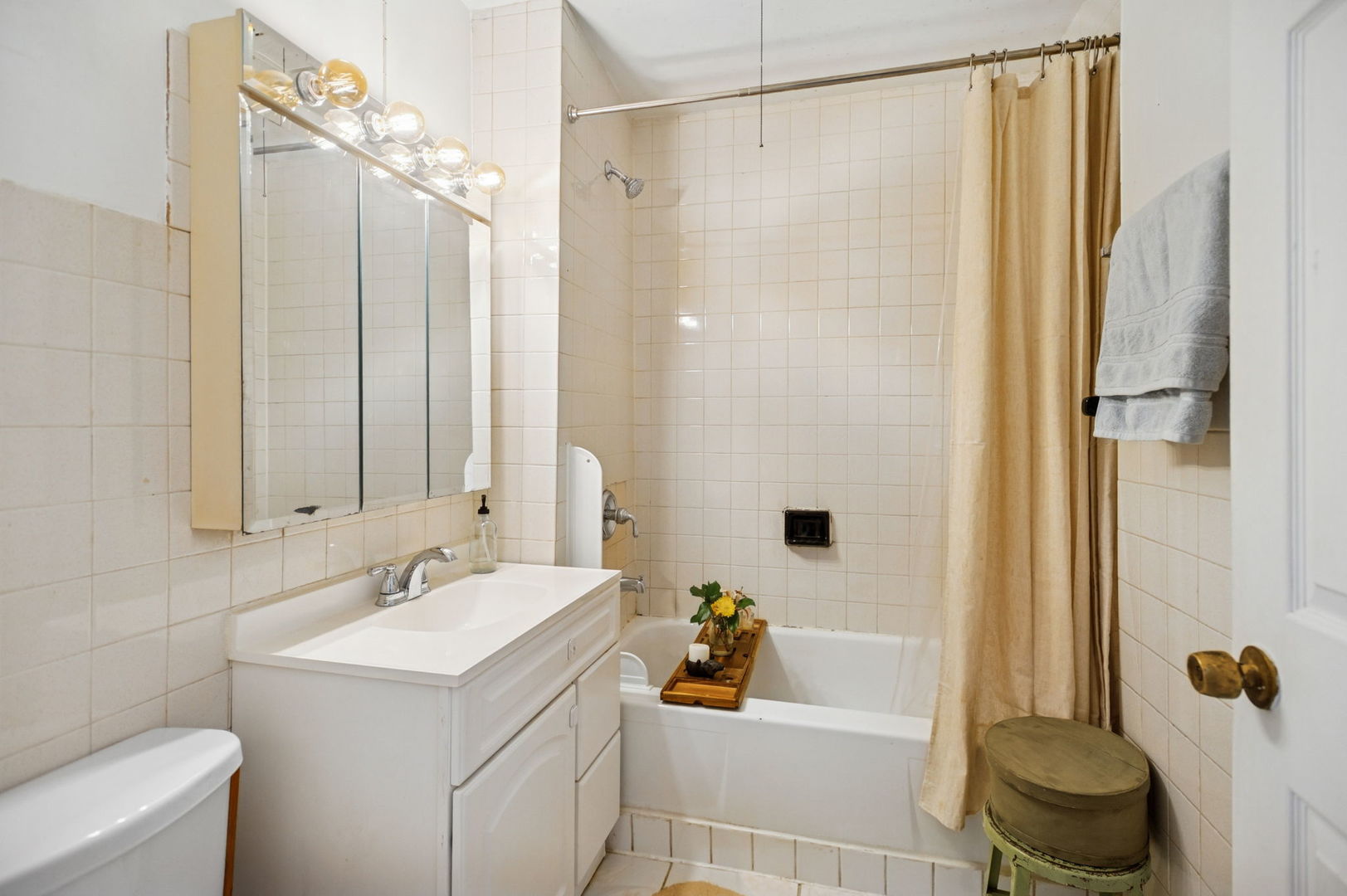 3226 West Thomas Street Chicago, IL 60651 - Photo 14 of 28 a bathroom with a sink toilet and shower