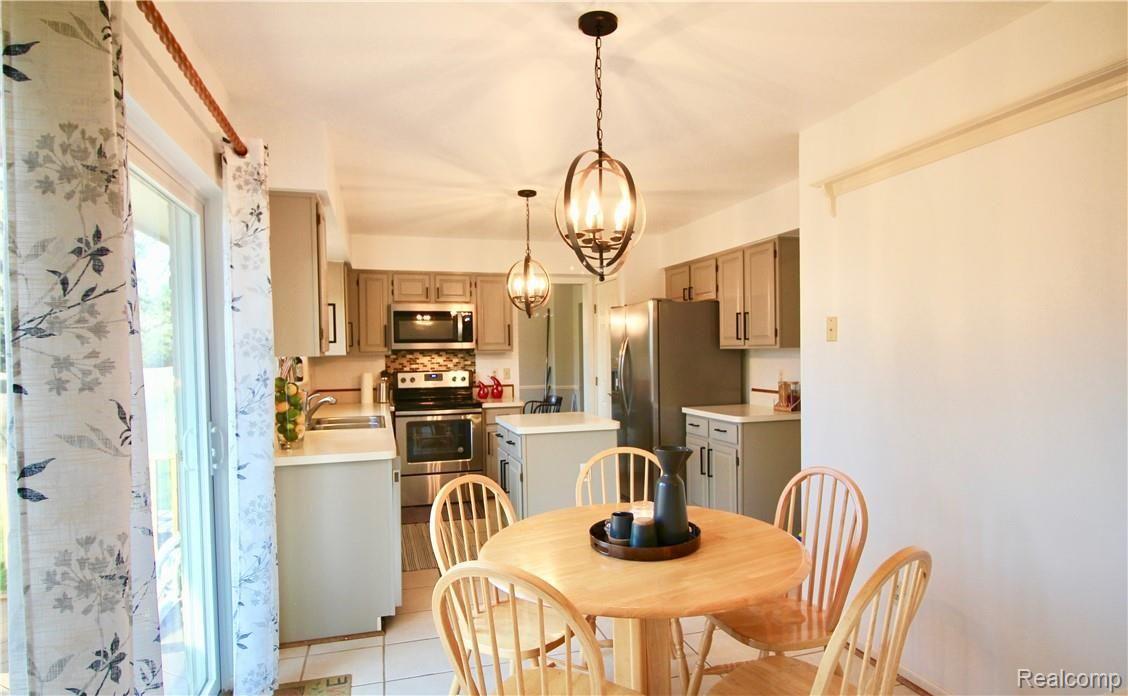 45684 Bryn Mawr Road Canton, MI 48187 - Photo 6 of 17 IMG_2010.jpg