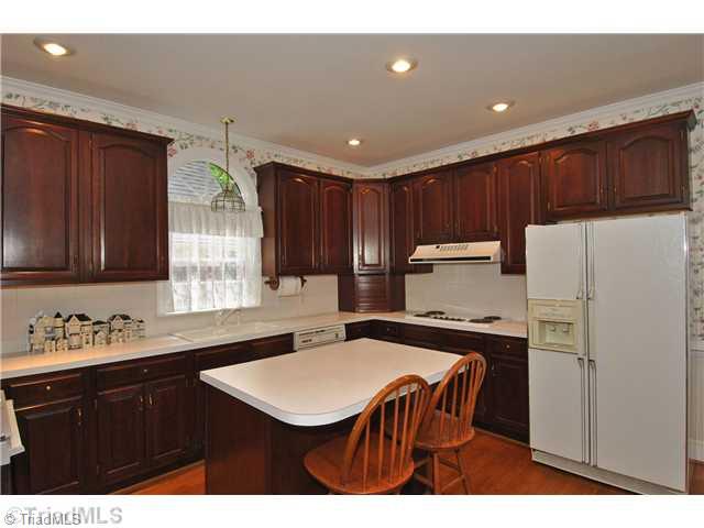 7996 Idols Road Clemmons, NC 27012 - Photo 6 of 16 Kitchen.
