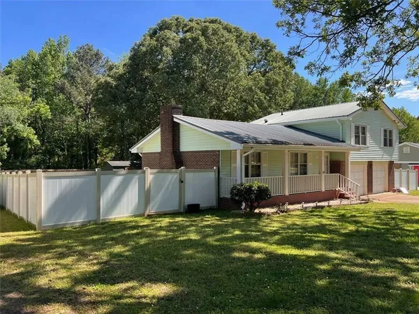 a view of a house with a yard