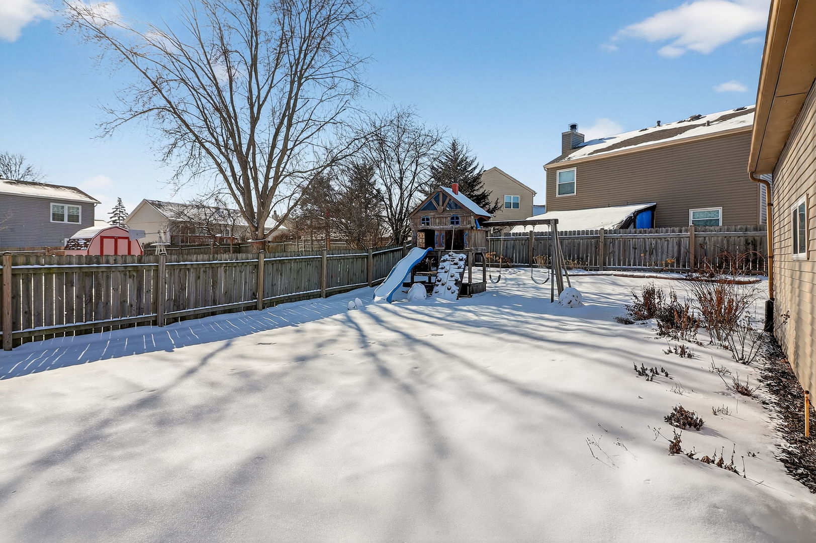 992 Navajo Street Carol Stream, IL 60188 - Photo 19 of 28 a backyard of a house with table and chairs
