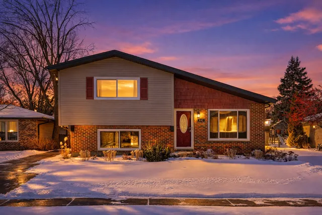 $399,900 | 992 Navajo Street, Carol Stream, IL 60188