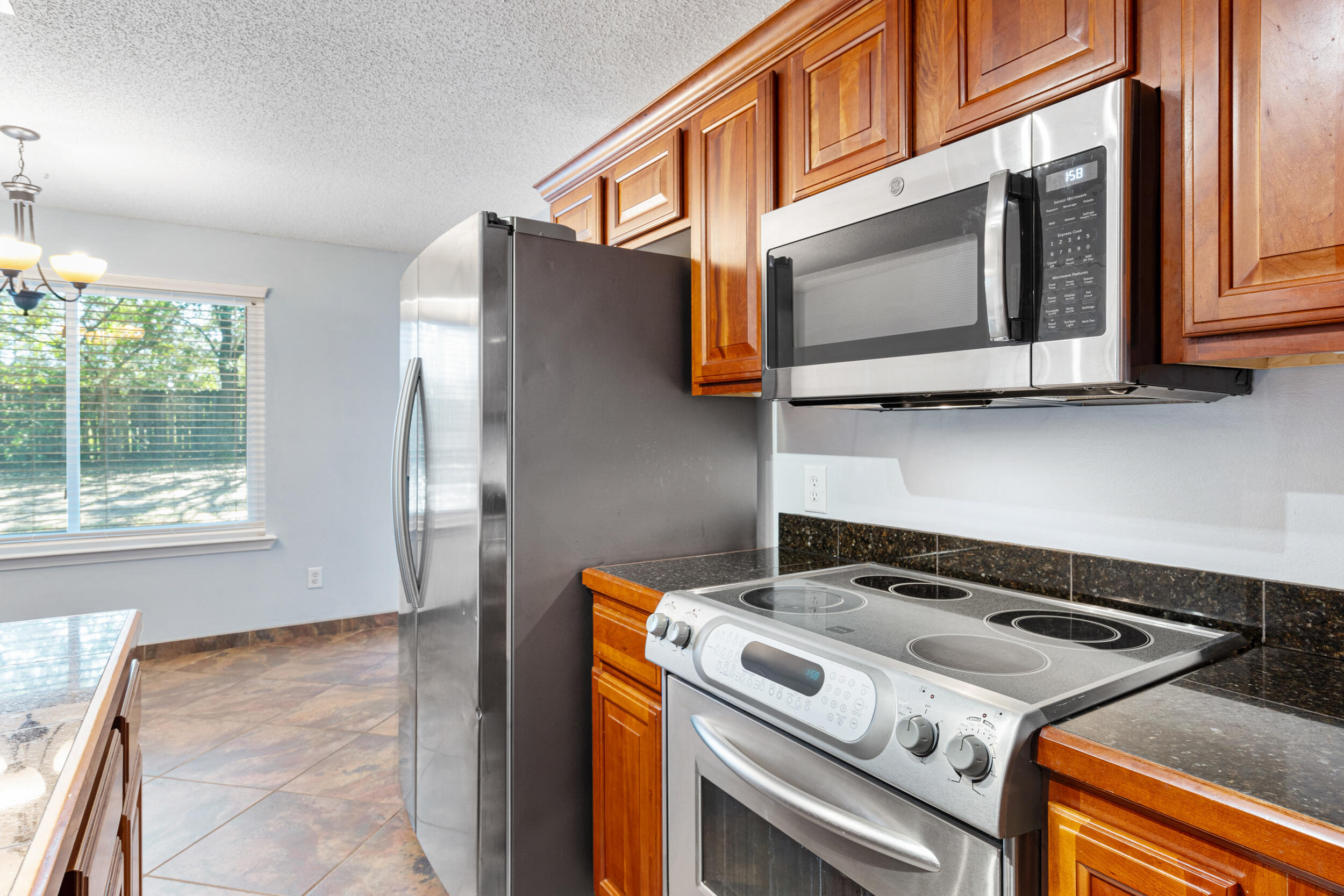 7933 Skyview Boulevard Navarre, FL 32566 - Photo 10 of 38 a utility room with dryer and washer