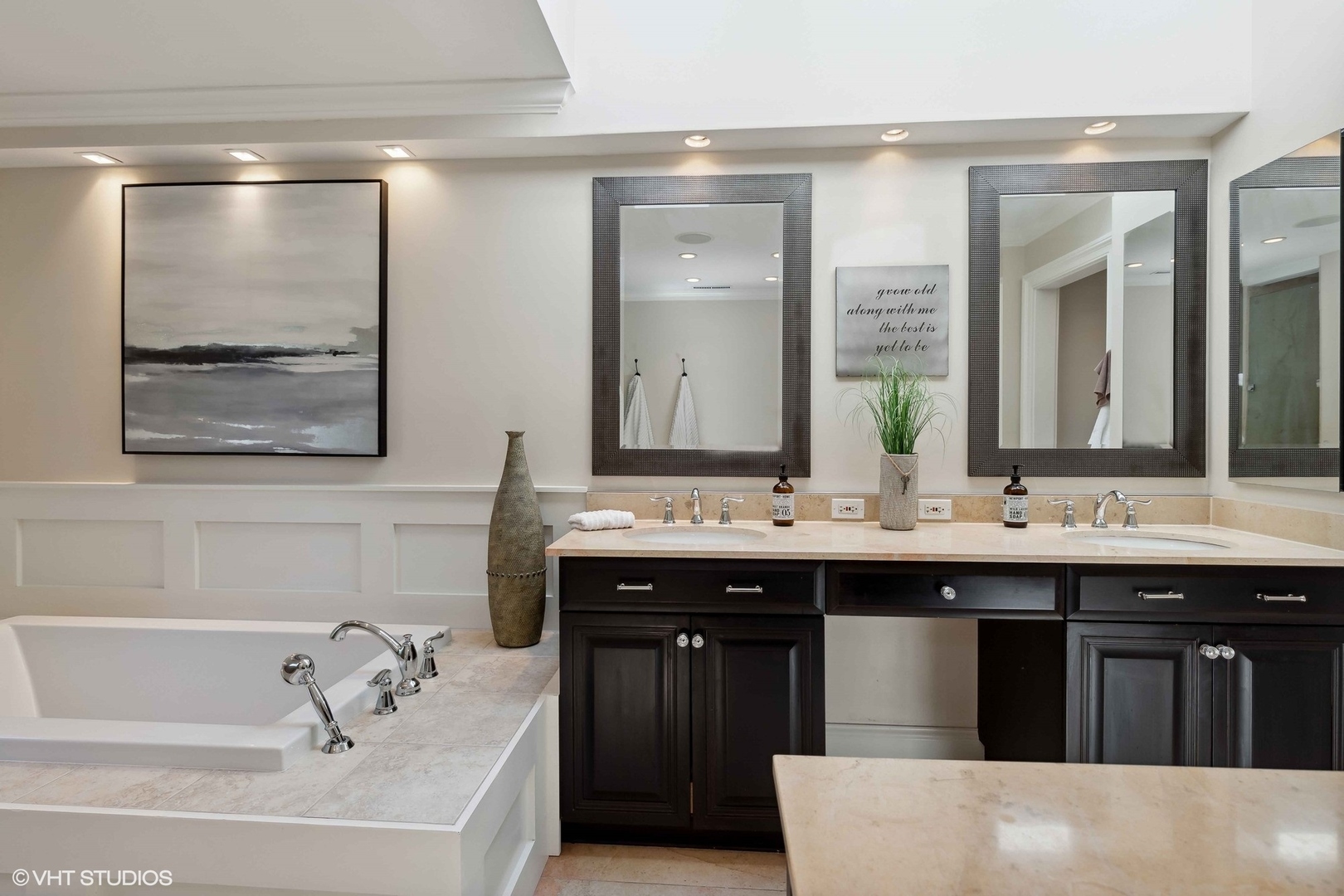 440 King Muir Road Lake Forest, IL 60045 - Photo 20 of 36 a bathroom with a tub a sink and mirror