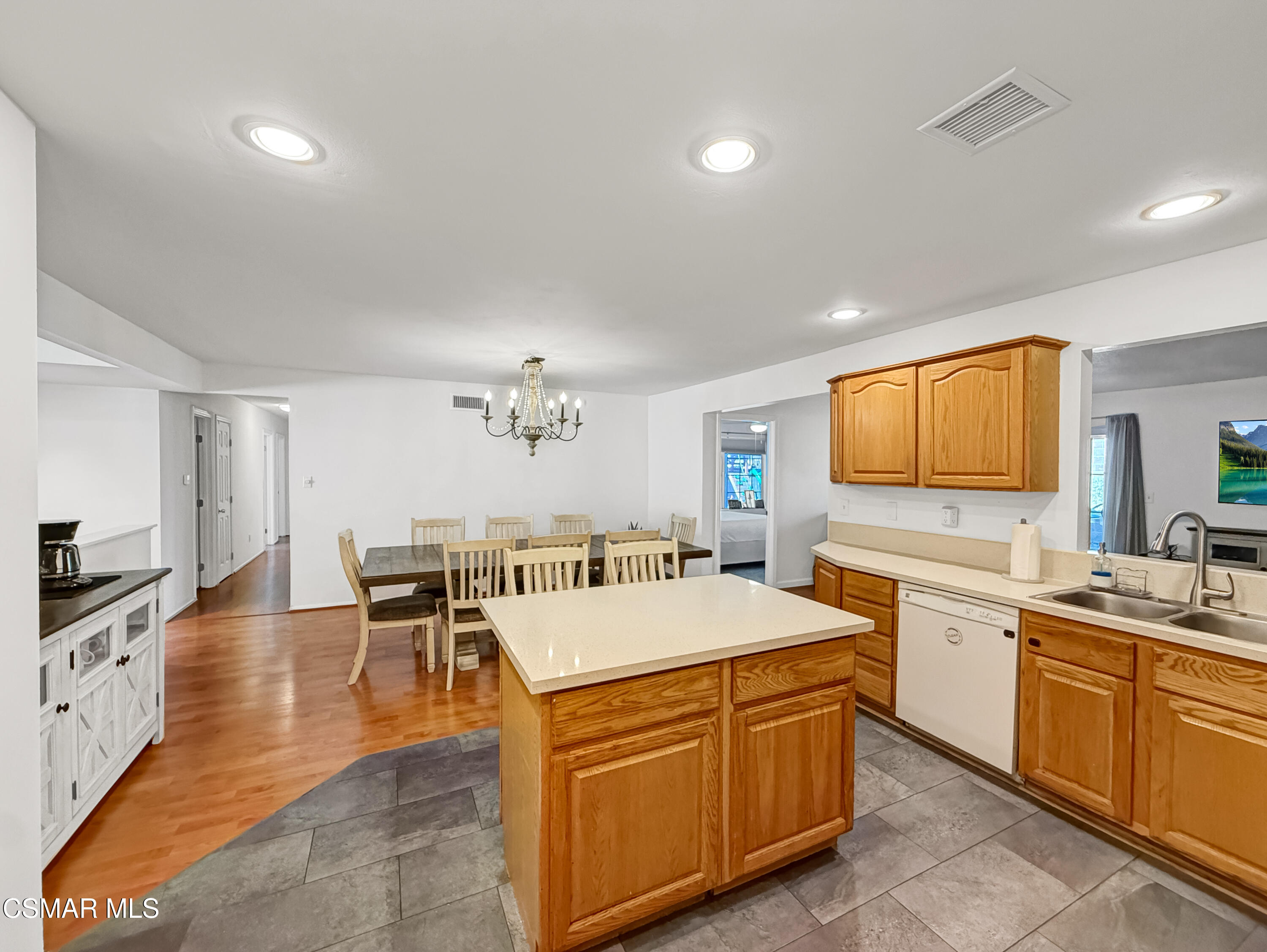 3021 Travis Avenue Simi Valley, CA 93063 - Photo 12 of 36 f5d8765d872f6972b00cd802c43796d8d007ca44