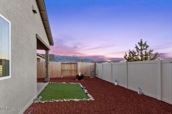 a view of a backyard