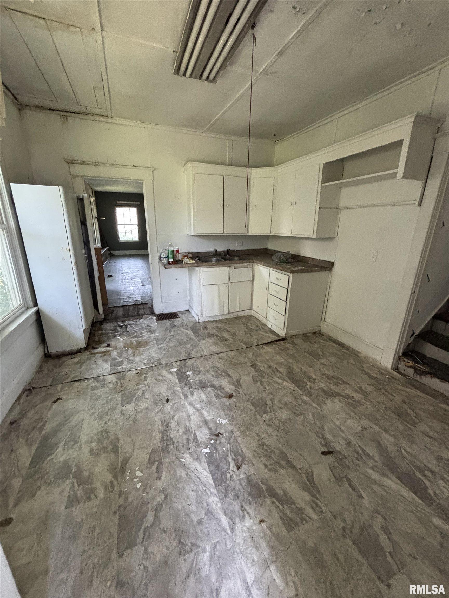 205 2nd Street South Pekin, IL 61564 - Photo 6 of 41