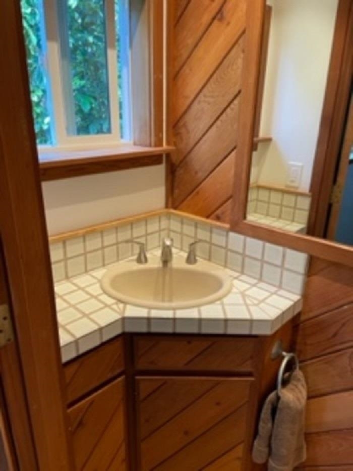 321 West Kuiaha Road Haiku, HI 96708 - Photo 23 of 27 a bathroom with a sink and a window
