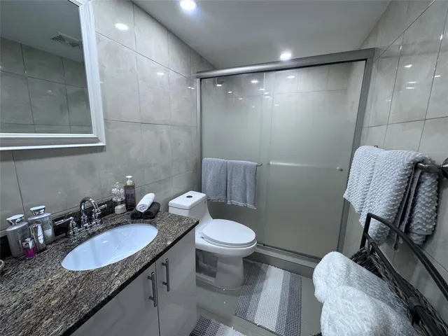 $2,600 | 3180 South Ocean Drive, Unit 722, Hallandale Beach, FL 33009