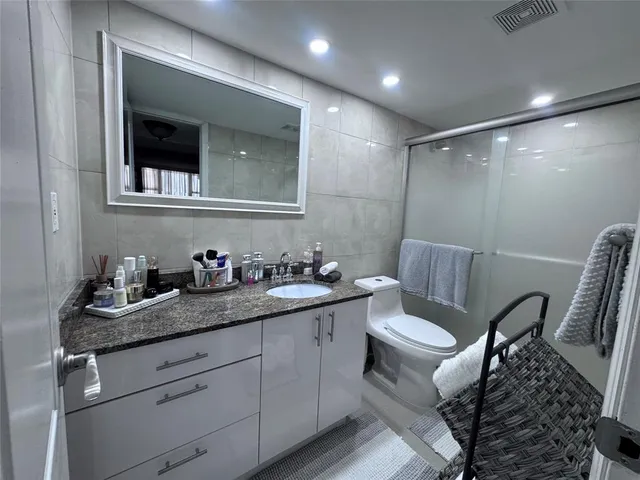 $2,600 | 3180 South Ocean Drive, Unit 722, Hallandale Beach, FL 33009