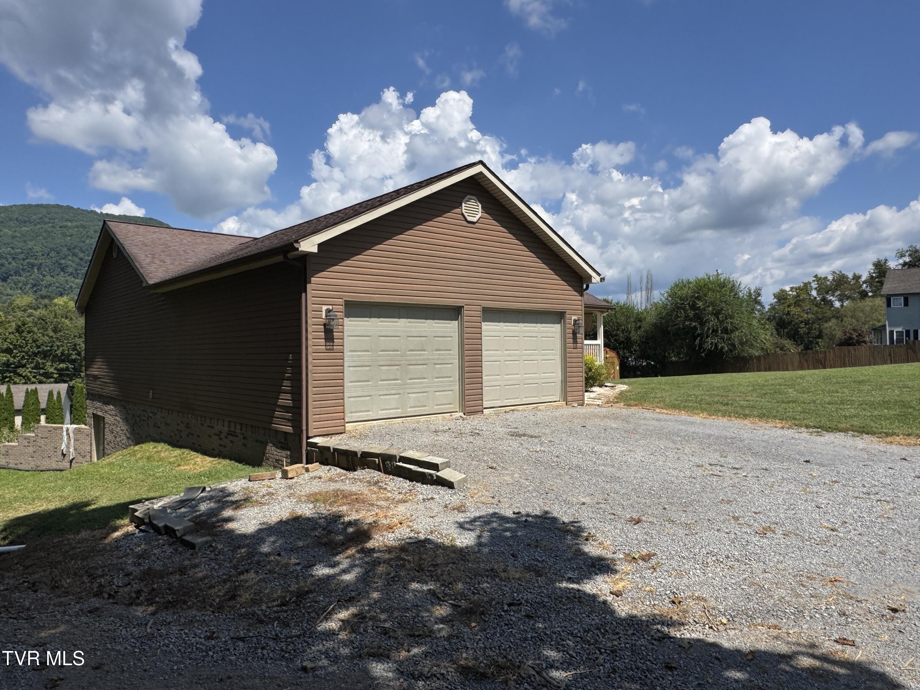 207 Deep Springs Road Dryden, VA 24243 - Photo 6 of 43 RIGHT FRONT CORNER VIEW